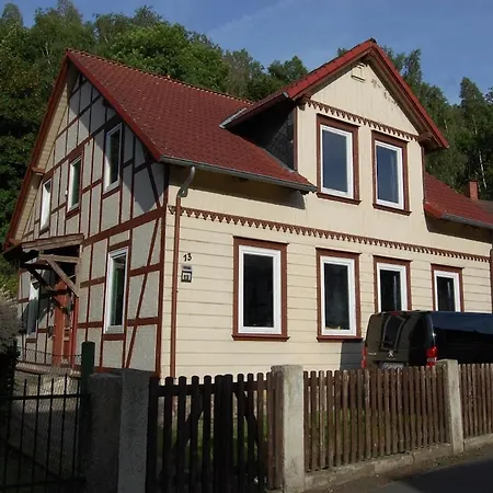 Grosse Am Wald Mit Garten Und Parkplatz